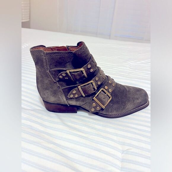 Zodiac Adele Suede Olive bootie boots! Like New!!! Size 7 - Picture 13 of 14